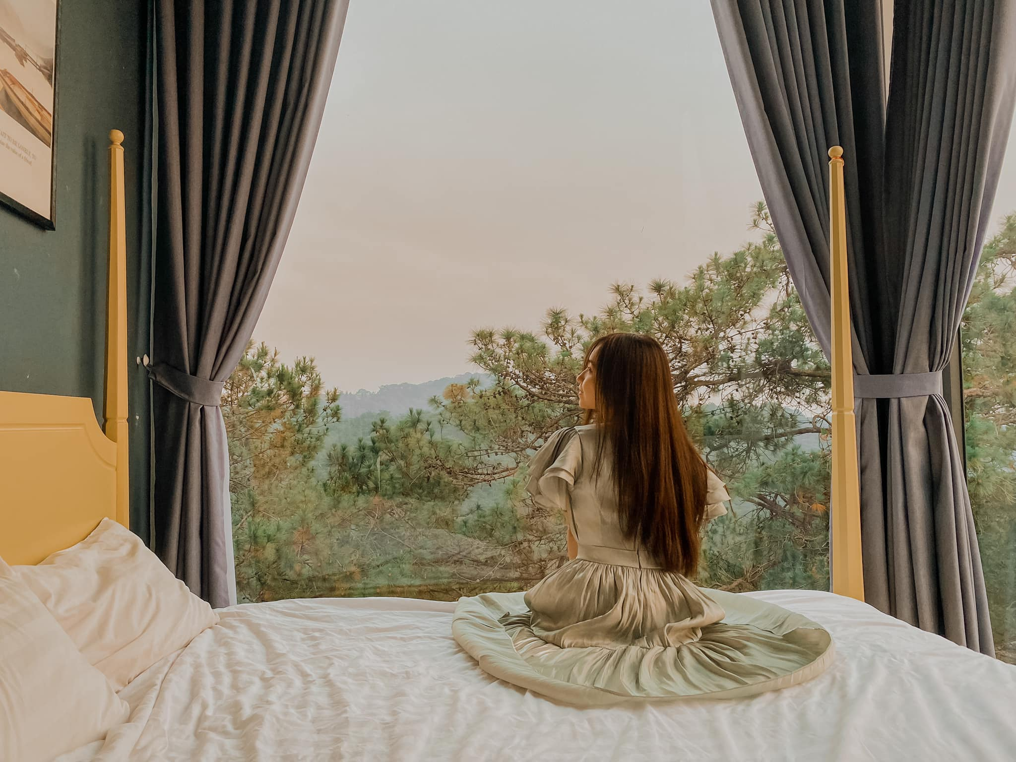 A romantic view of Kupid, with transparent glass, watching the rain or sunrise pops up the atmosphere very 'Da Lat'.  Photo: The KUPID - Dalat no single.