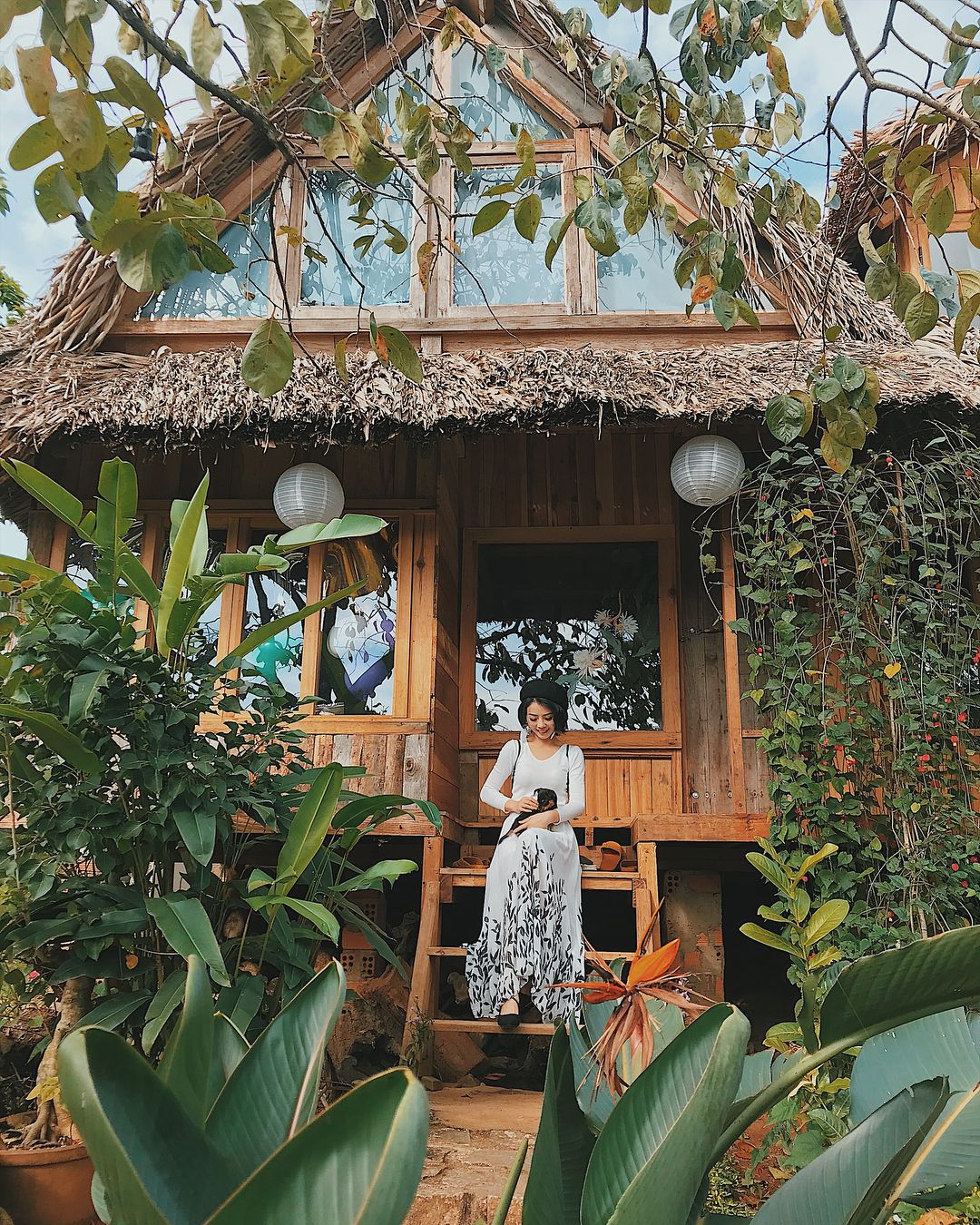 Firewood creates a feeling of warmth and peace.  Photo: @mai_lan_huong_ly88.