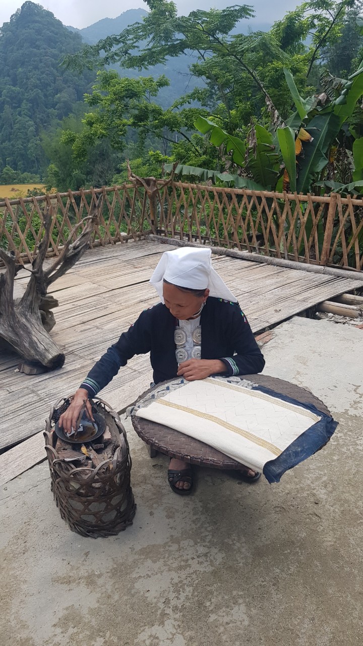 After the beeswax is melted to a moderate degree in a deep dish, the Dao Tien woman will use a mold made from the kidney parts of the bamboo sticks, dip them in and skillfully print them on the cloth.
