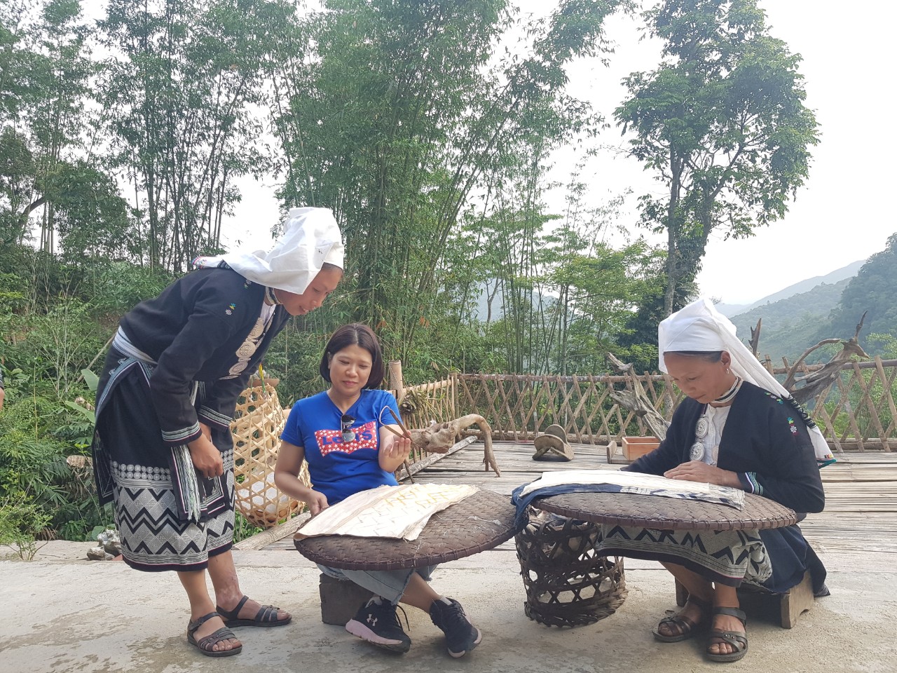 Printing patterns on fabric with beeswax is a tourist service that many tourists love when coming to Hoai Khao hamlet, Quang Thanh commune (Nguyen Binh, Cao Bang).