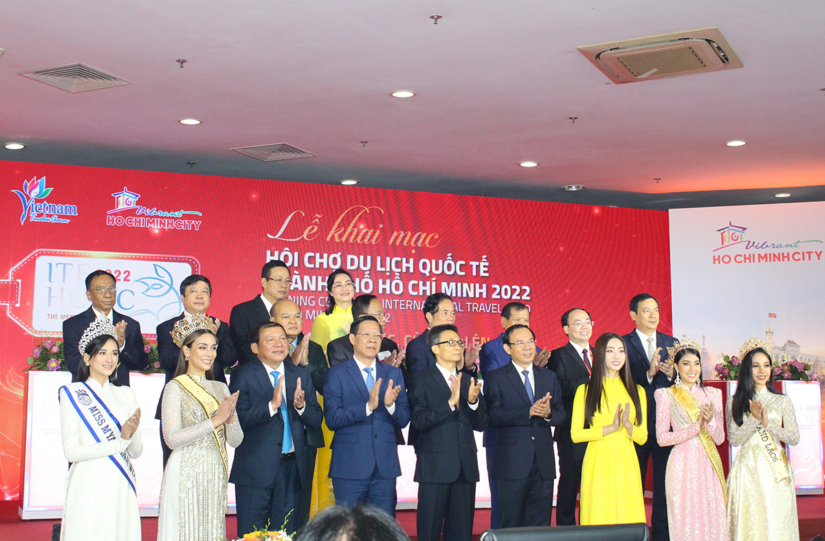 Deputy Prime Minister Vu Duc Dam, Secretary of the City Party Committee Nguyen Van Nen and leaders of the city.  Ho Chi Minh City, Ministry of Culture, Sports and Tourism, Vietnam National Administration of Tourism and delegates took souvenir photos at the opening ceremony.  (Photo: TITC).